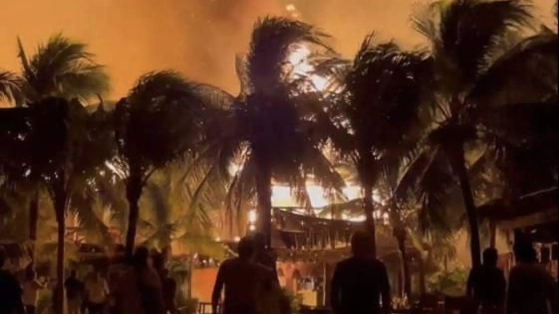 Incendio consume hoteles en la isla de Holbox, Quintana Roo